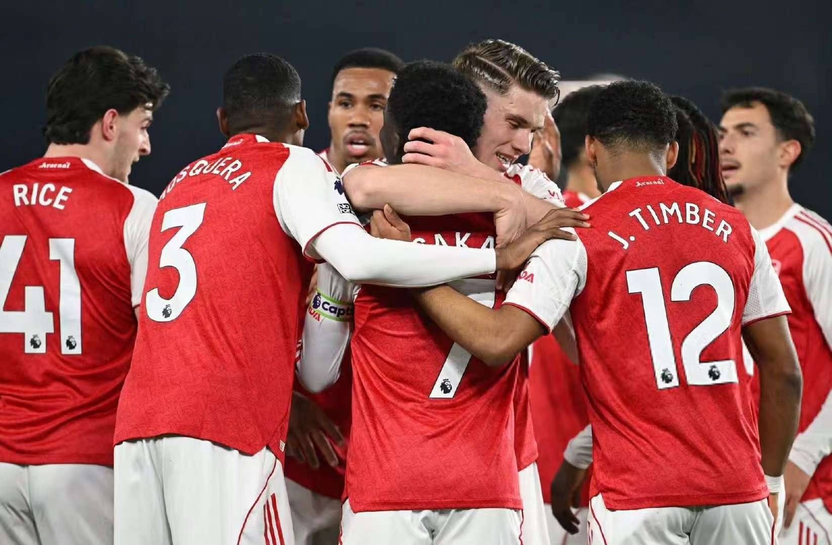 Arsenal těsně porazil Brighton a eskaluje boj o titul